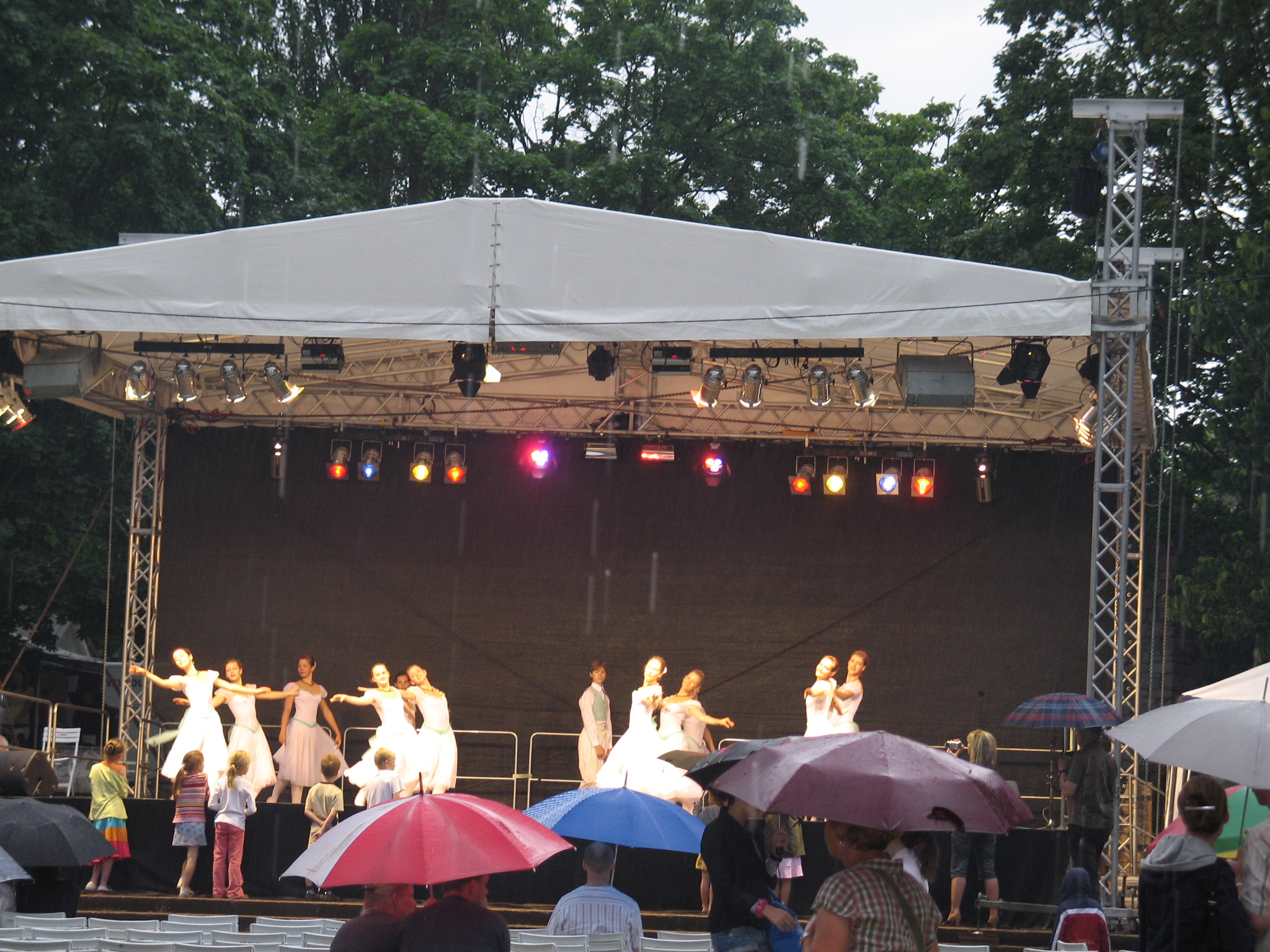 1. Brandenburger Tanzfest in Neuenhagen: 29.04.07.Taenze im Regen-die Zuschauerbleiben